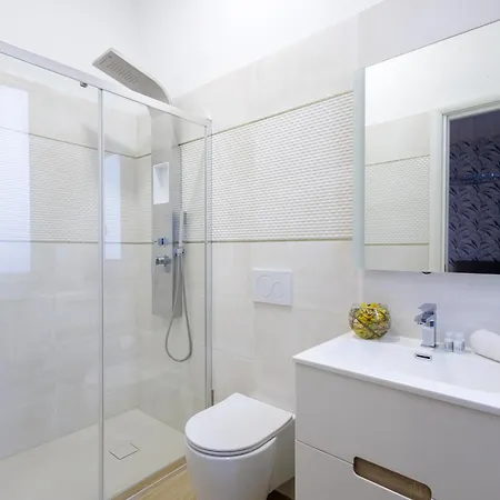 Lux With Parking Apartment