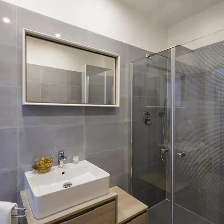 Lux With Parking Apartment *